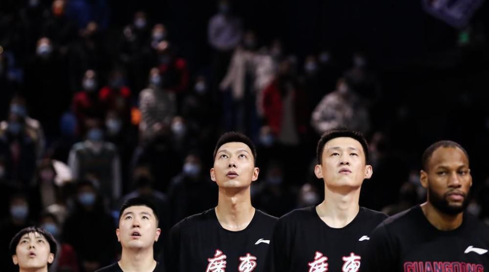把自己反绑装在箱子寄出去